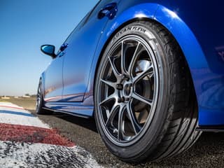 Qué le pasa a tu auto cuando mezclas marcas o modelos de llantas diferentes