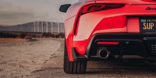 ¿Por qué las llantas de carreras son lisas?